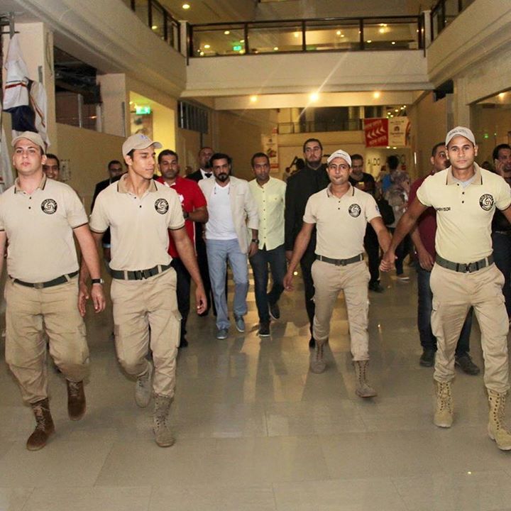 محمد رجب يهرب من الصحفيين أثناء عرض الخلبوص (4)