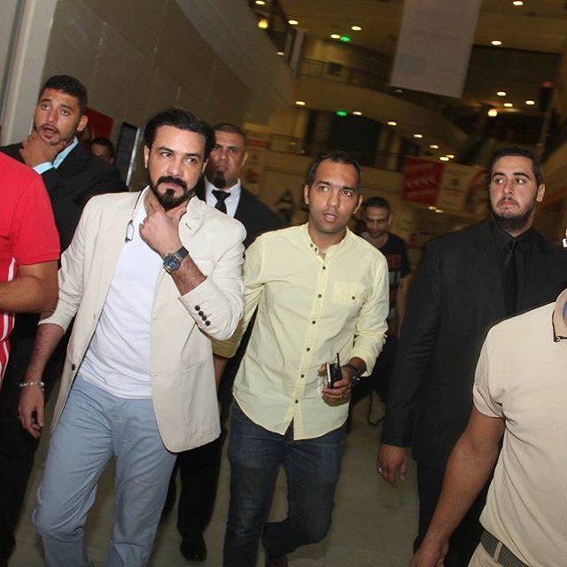 محمد رجب يهرب من الصحفيين أثناء عرض الخلبوص (5)