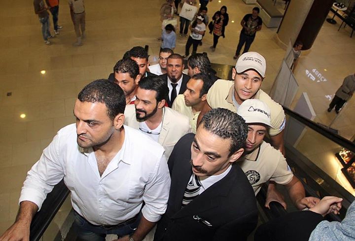 محمد رجب يهرب من الصحفيين أثناء عرض الخلبوص (6)