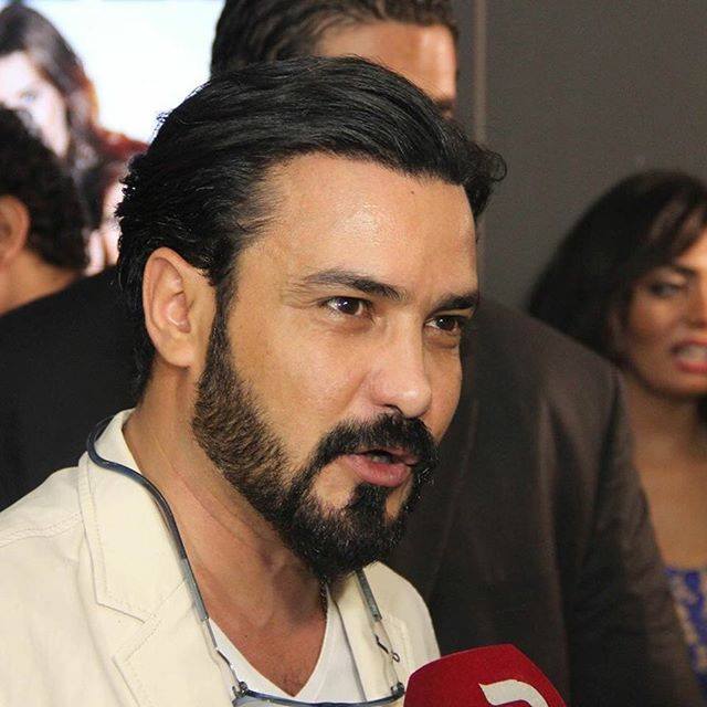 محمد رجب يهرب من الصحفيين أثناء عرض الخلبوص (7)