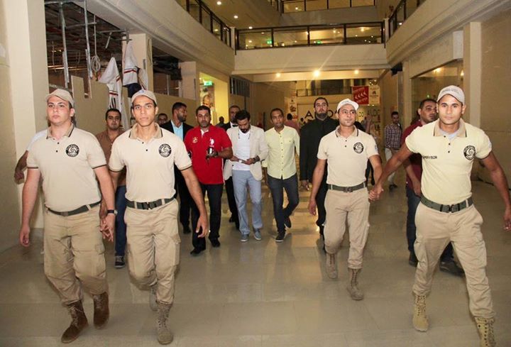 محمد رجب يهرب من الصحفيين أثناء عرض الخلبوص (8)