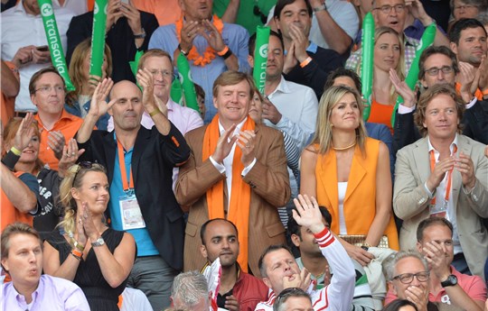 ملكا هولندا يحضران مباراة مثيرة وحماسية لكرة الطائرة الشاطئية (5)