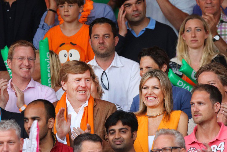 ملكا هولندا يحضران مباراة مثيرة وحماسية لكرة الطائرة الشاطئية (6)