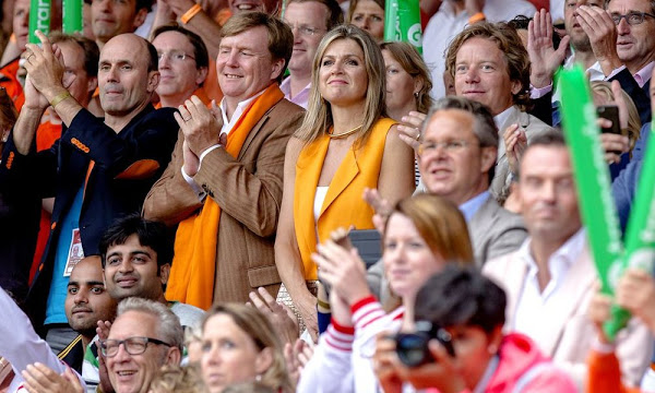 ملكا هولندا يحضران مباراة مثيرة وحماسية لكرة الطائرة الشاطئية (7)