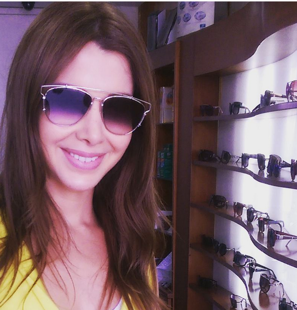 نانسي عجرم اختارت نظارات شمسية من ديور
