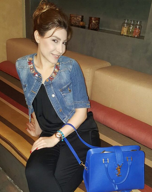 يارا تحمل حقيبة زرقاء من سانت لوران