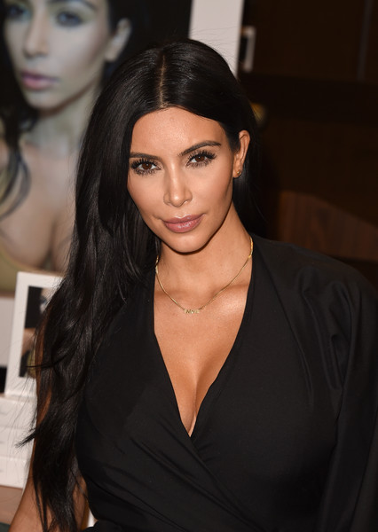 Kim-Kardashian-Long-Hairstyles-Long-Center-5mCRdoteDuUl