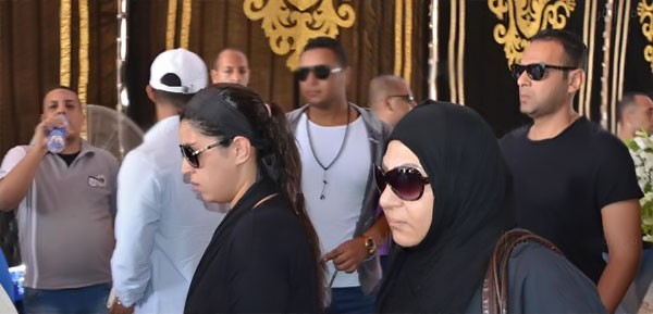 آيتن عامر في جنازة الفنان نور الشريف (1)