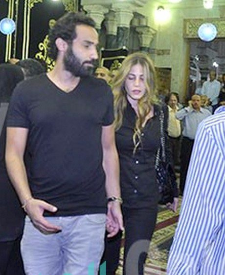 الظهور الأول لأحمد فهمي برفقة زوجته منة حسين فهمي (2)