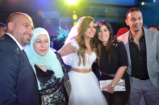 العروسان ومحمد عز العرب وزوجته أيتن عامر ووالدة أيتن