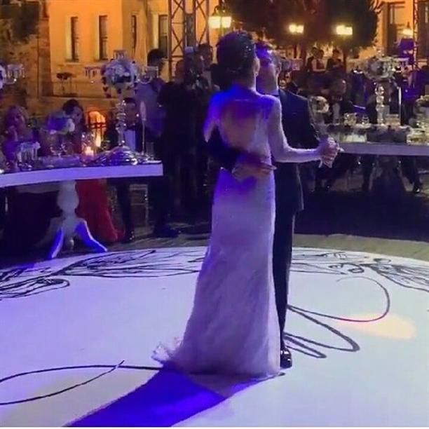العروسان يرقصان