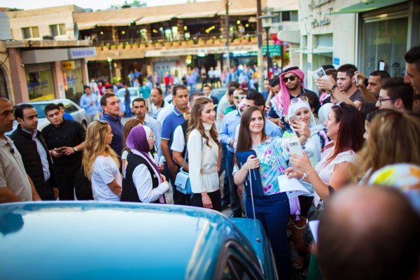 الملكة رانيا وابنتها في شارع الرينبو (2)