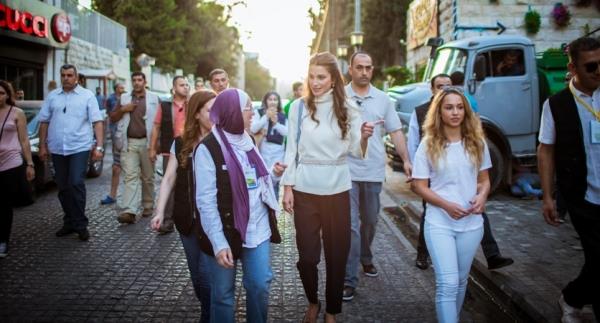 الملكة رانيا وابنتها في شارع الرينبو (5)