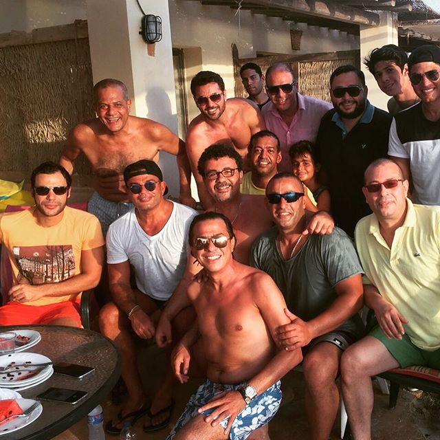 عمرو دياب مع عدد من النجوم والأصدقاء.