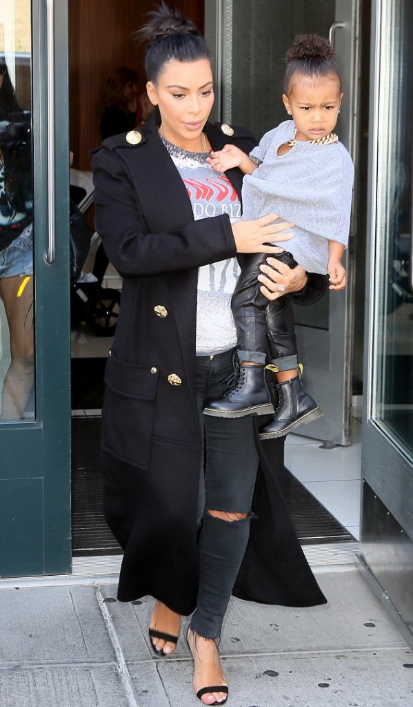 2C0DAFDF00000578-3225443-Not_happy_The_toddler_looked_less_than_impressed_as_they_headed_-m-37_1441646810679