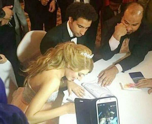 علي ربيع وعروسه اثناء عقد القران