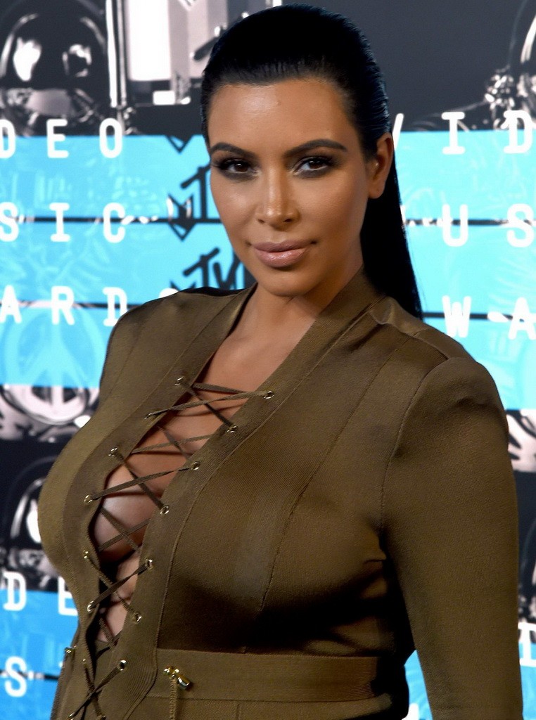 kim-kardashian-at-mtv-video-music-awards-2015-in-los-angeles_1