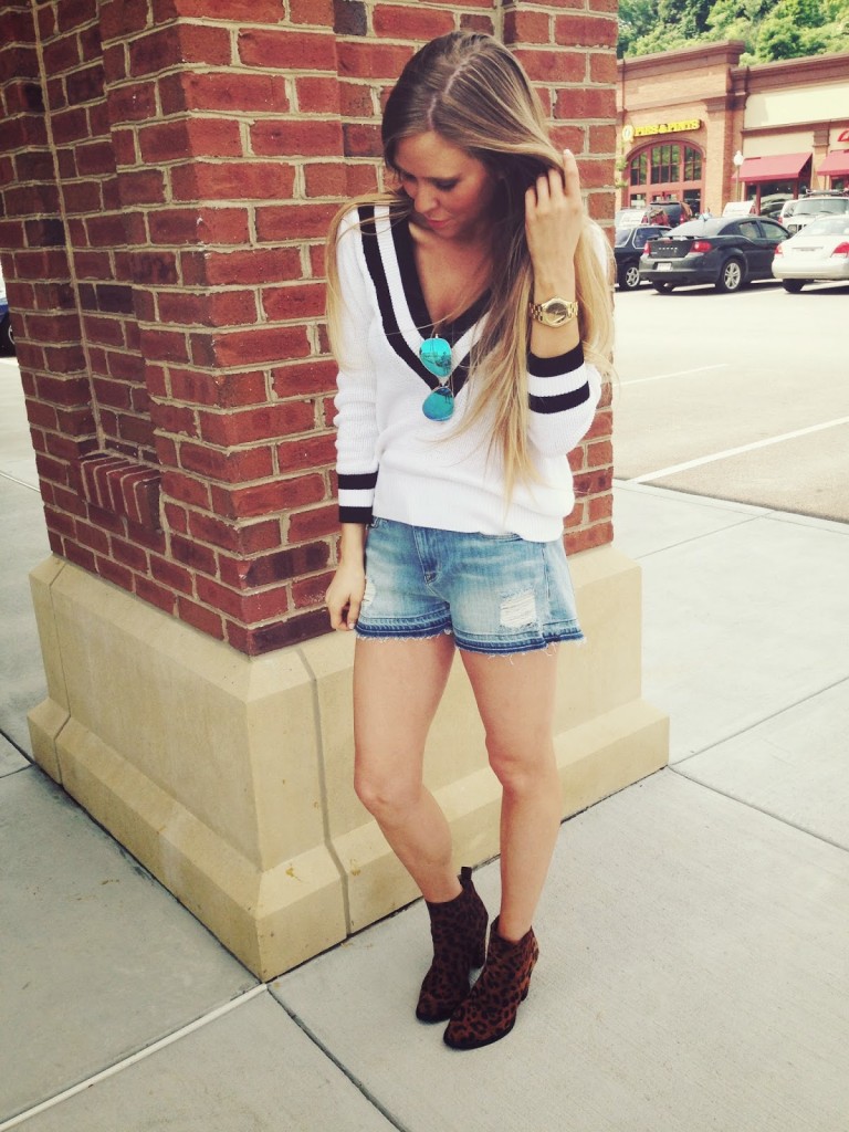 v-neck-sweater-shorts-ankle-boots-sunglasses-watch-original-2820