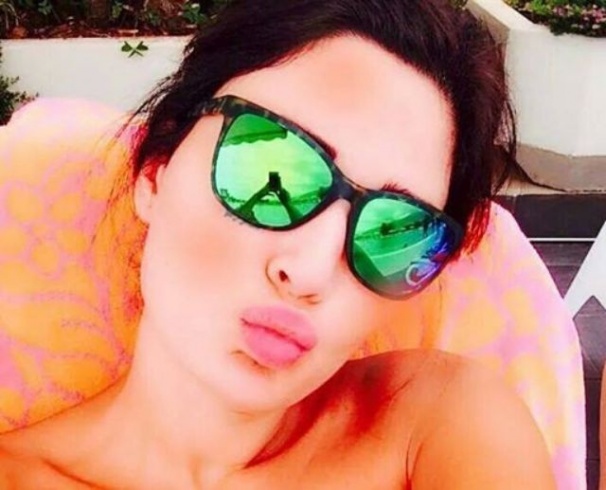 الفنانة سيرين عبد النور بسيلفي غير موفقة على البحر