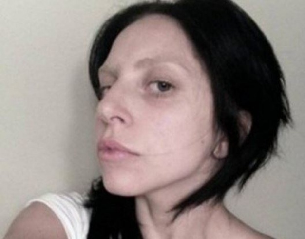 النجمة العالمية الليدي غاغا من دون ماكياج