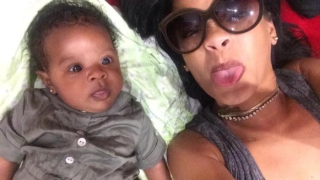 النجمة العالمية ريهانا قبيحة بسيلفي طفولي