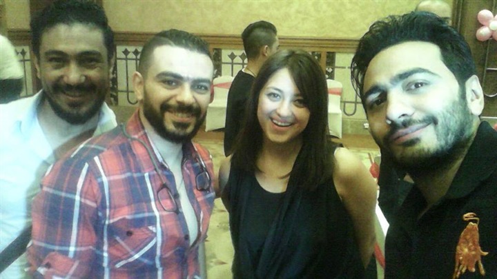 تامر حسني وسيلفي مع مروة وكريم