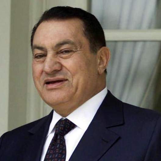 حسني مبارك الرئيس المصري السابق كان يطبع اسمه باللغة الإنجليزية على بدلاته الخاصة.