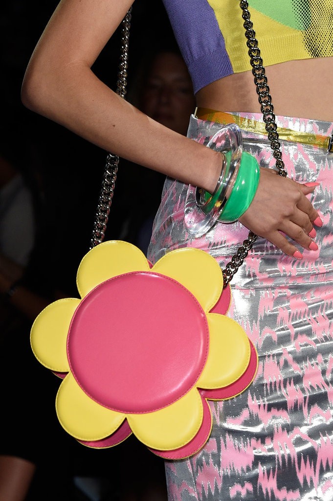 حقيبة مصممة على شكل زهرة