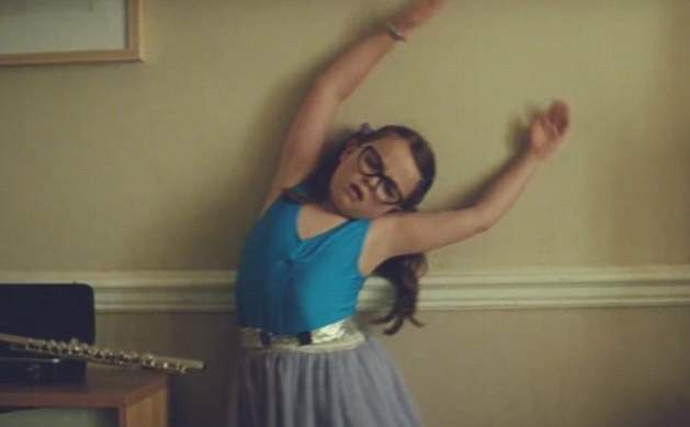 طفلة ترقص الباليه في إعلان جون لويس (10)