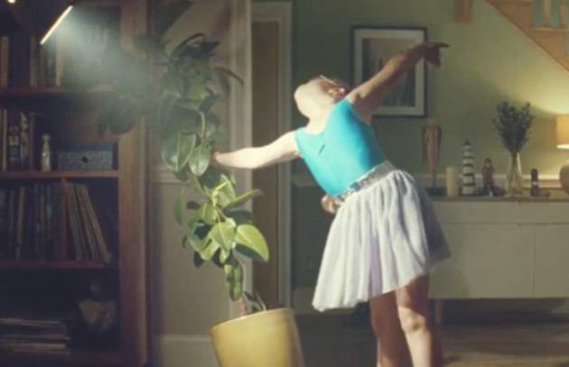 طفلة ترقص الباليه في إعلان جون لويس (4)