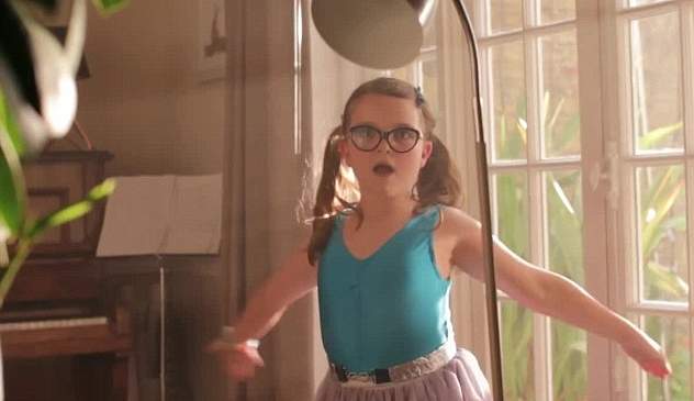 طفلة ترقص الباليه في إعلان جون لويس (7)