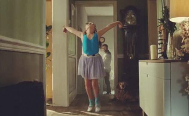 طفلة ترقص الباليه في إعلان جون لويس (9)