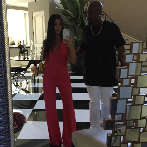 كورتني كارداشيان بصحبة كوري جامبل صديق والدتها