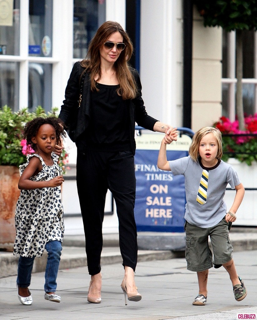 1Angelina-Jolie-and-daughters-090111-822x1024