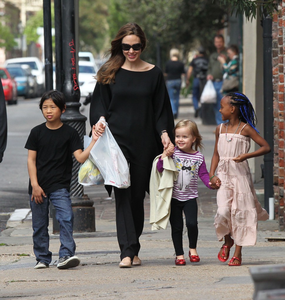 Angelina+Jolie+Takes+Lovely+Stroll+Children+HEKQLOqiDb0x