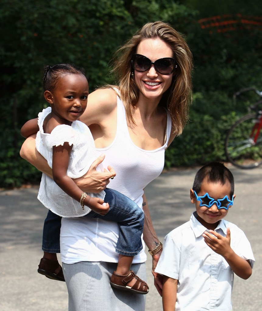 Angelina-Jolie-walked-through-Central-Park-Zahara-Maddox