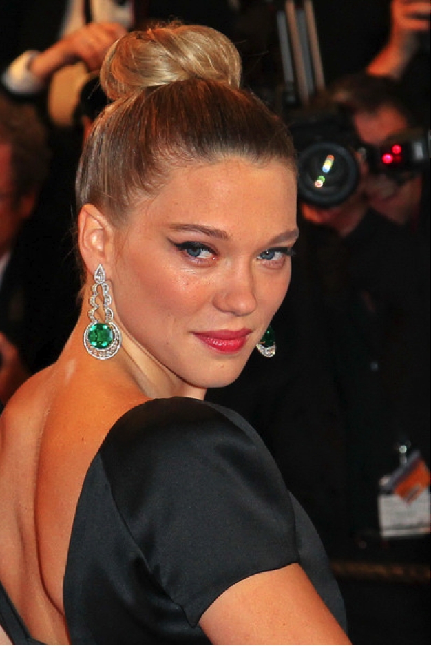 Léa Seydoux wears earrings Chopard emeralds and diamonds