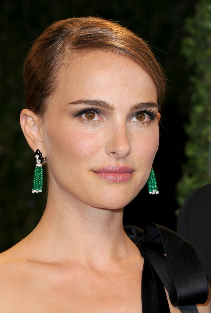 Natalie-Portman-sported-emerald-earrings-Vanity-Fair-Oscars