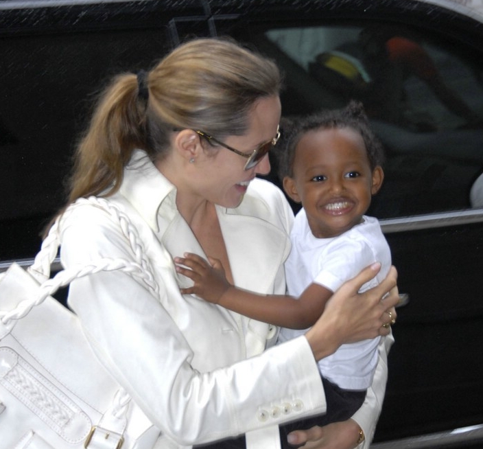 angelina-zahara-laughing-07
