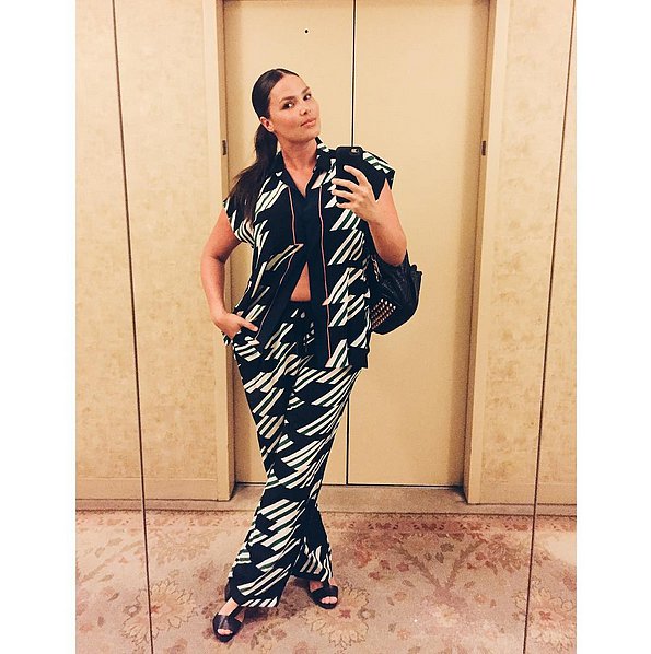 أطقم من قطعتين Jumpsuit  تحمل طبعات أنيقة