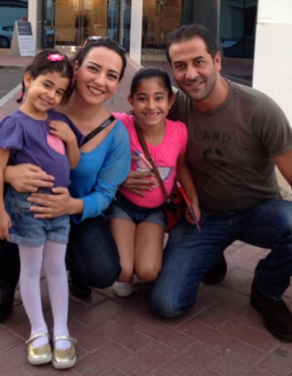 أمل عرفة وعبد المنعم العمايري مع ابنتيهما