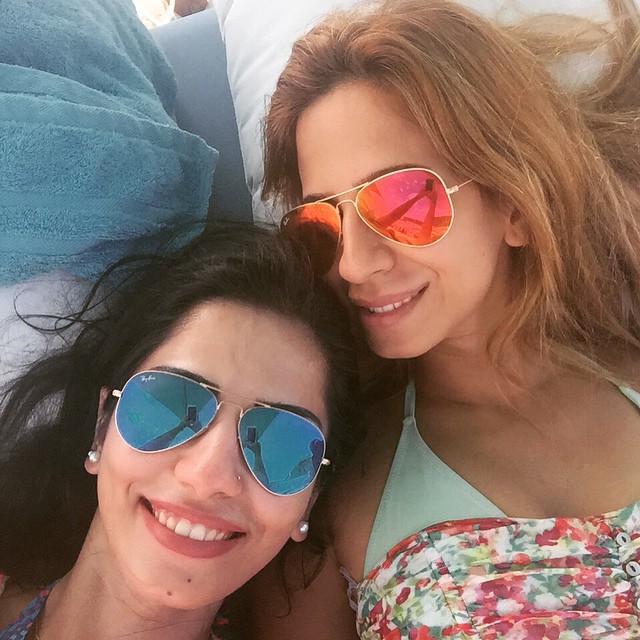 أميرة هاني مع أختها