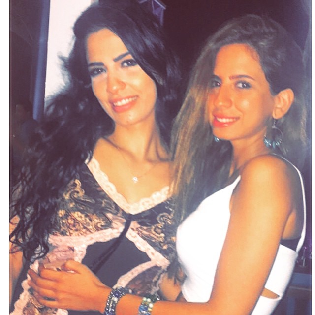 أميرة هاني مع أختها1