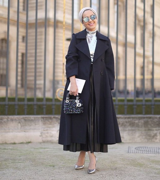 إطلالة راقية لمدونة الموضة آسيا قبل حضورها عرض أزياء ديور