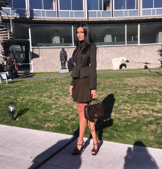 اختارت ديالا مكي إطلالة كلاسيكية أنيقة لحضور عرض أزياء لويفي