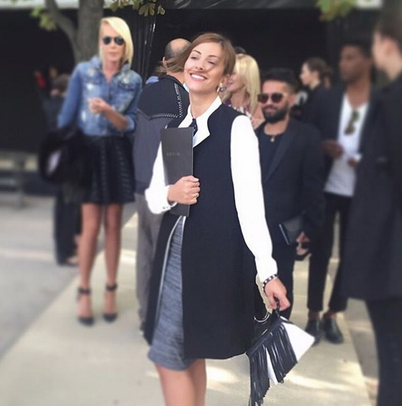 اختارت ريتا لمع لوك أسود وأبيض لحضور عرض أزياء ايلي صعب