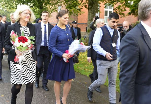 الأميرة فيكتوريا ووالدها يذهبان لزيارة مركز للاجئين (4)