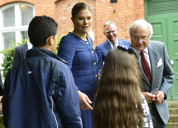 الأميرة فيكتوريا ووالدها يذهبان لزيارة مركز للاجئين (6)