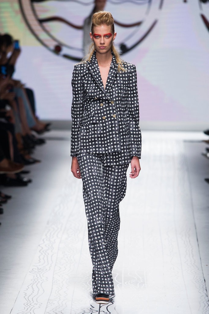 البدل النسائية المستوحى من البدل الرجالية من Max Mara