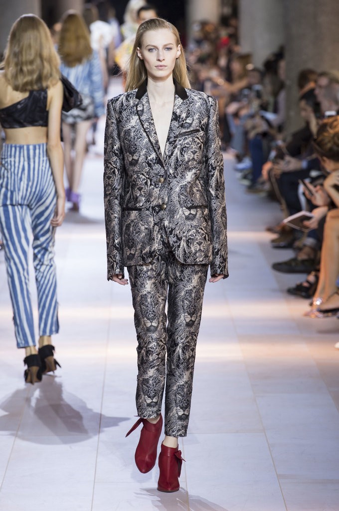 البدل النسائية المستوحى من البدل الرجالية من Roberto Cavalli